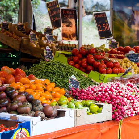 vente de fruits et légumes sur un marché