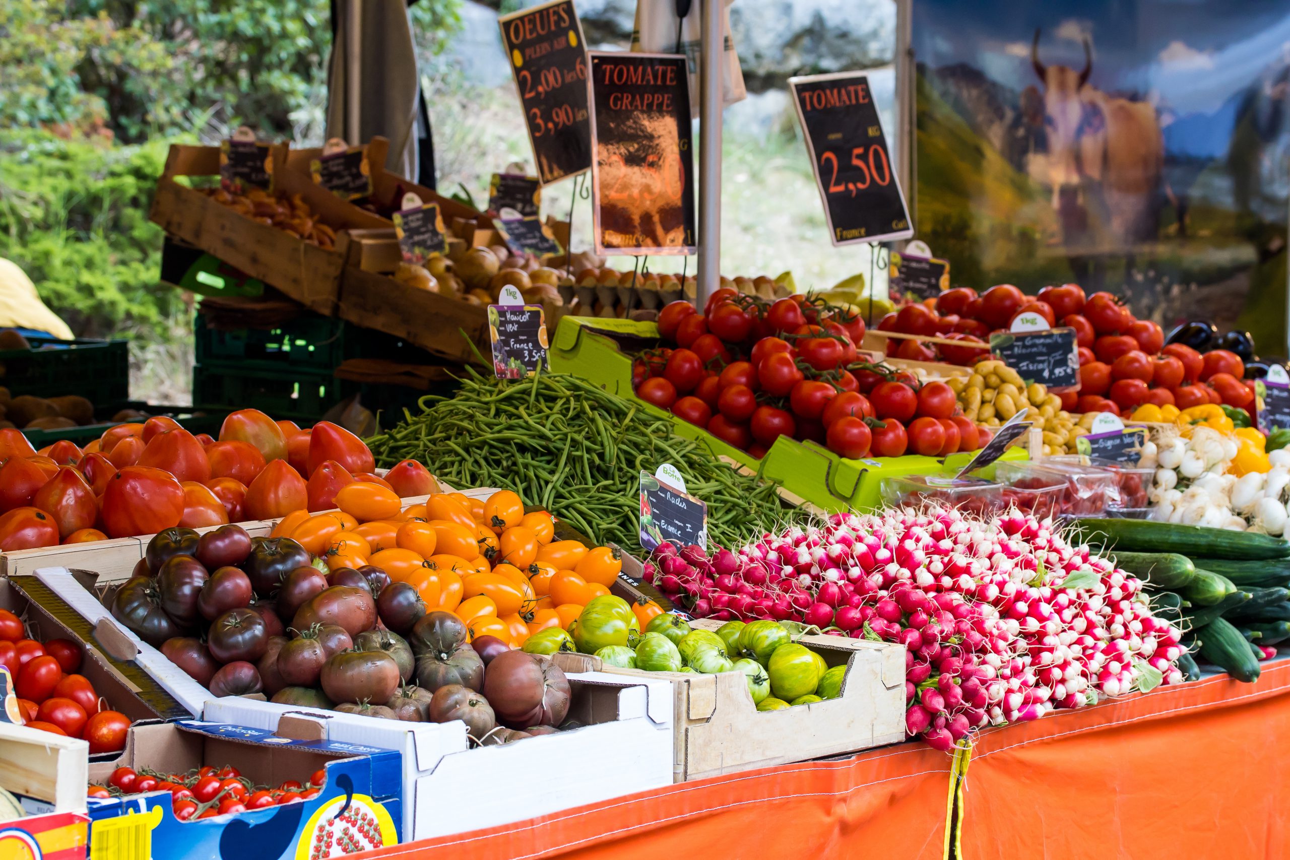 vente de fruits et légumes sur un marché