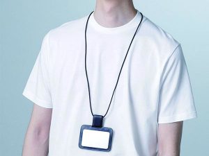 ナノの新作－カードホルダーをかけても首が気にならない