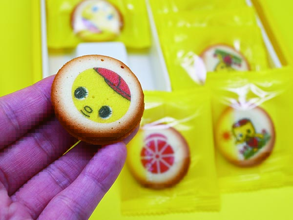 へそ文マジックでお菓子にフエキくん