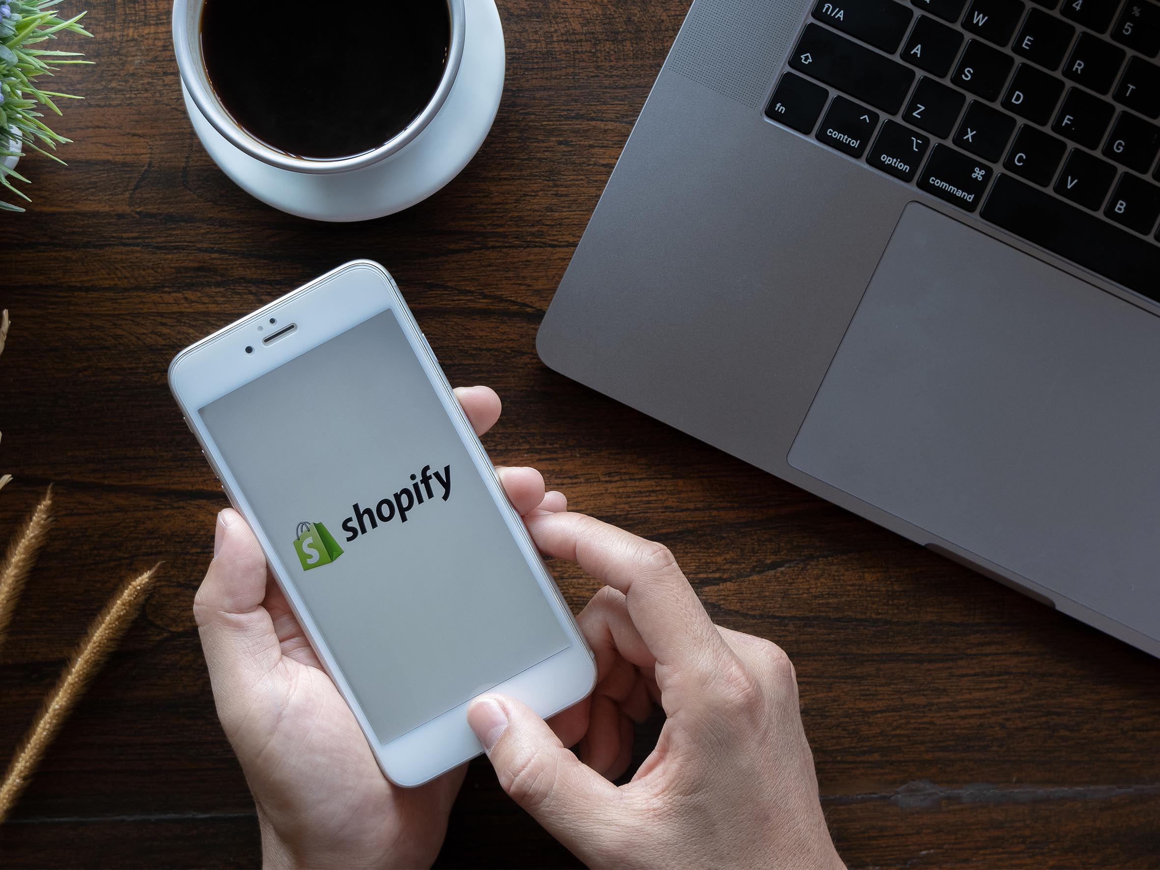 Shopifyとは